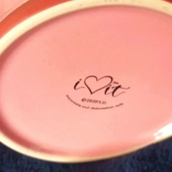 A beautiful  HUG ME mug. Nice size for coffee even soup. - Picture 3 of 4